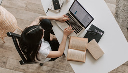 How to Choose an Online Journalism Course Based on Reviews